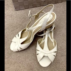 S🏷A🏷L🏷E‼️Naturalizer N5 Comfort Plus White Tan sandals natural tan heel 7.5 M